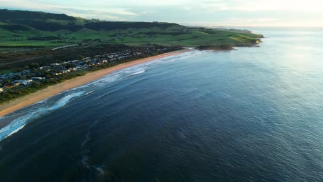 Paisaje-Drone-Aéreo-De-Werri-Beach-Ciudad-Principal-Acantilado-Costa-Promontorio-Gerringong-Vida-Costera-Kiama-Costa-Sur-Australia-Viajes-Turismo