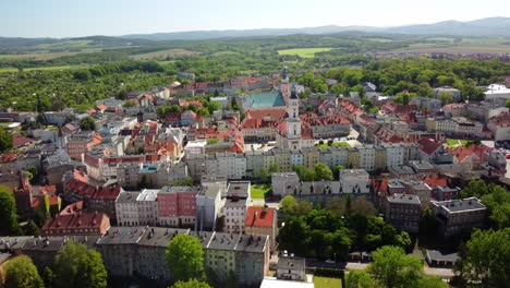 Die-Grüne-Landschaft-Und-Die-Sanften-Hügel-Umrahmen-Die-Malerische-Stadt