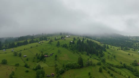 Un-Dron-Captura-La-Niebla-En-Un-Pueblo-Rumano-Después-De-La-Lluvia