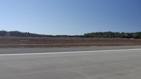 Pilotenansicht-Beim-Rollen-Auf-Der-Landebahn---Sonniger-Tag