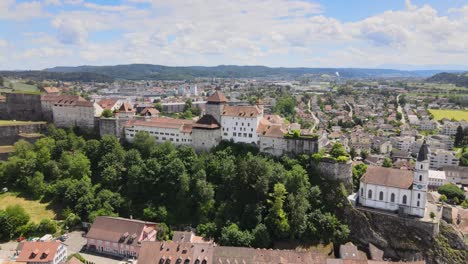 Kreisende-Drohnenaufnahme-Des-Schlosses-Aarburg-Im-Rückwärtsflug-In-Der-Schweiz