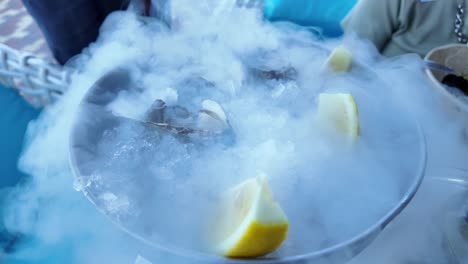 Frische-Austern-Auf-Einem-Bett-Aus-Eis-Mit-Zitronenscheiben,-Bereit-Zum-Genießen