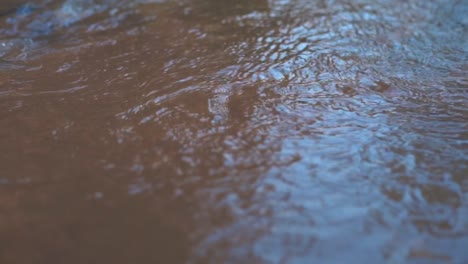 La-Toma-En-Cámara-Lenta-De-La-Superficie-De-La-Caída-De-Agua