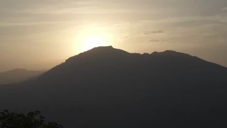 Die-Sonne-Geht-über-Dem-Berg-Auf