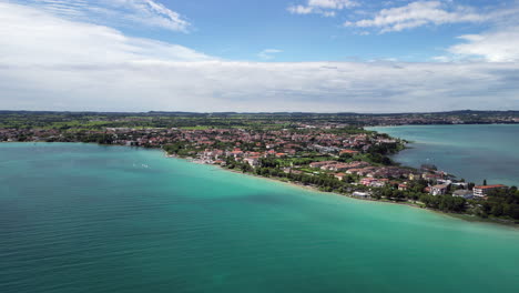 Vista-Aérea-Con-Un-Drone-Del-Castillo-Scaligero,-Construido-En-La-Segunda-Mitad-Del-Siglo-XIV-En-La-Parte-Más-Meridional-Del-Lago-Garda-En-El-Norte-De-Italia---4k-Stockvideo