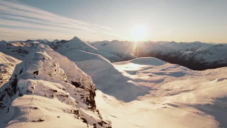 Hombre-Fuerte-Subiendo-A-La-Cima-De-La-Montaña-Durante-El-Amanecer,-Vista-Aérea