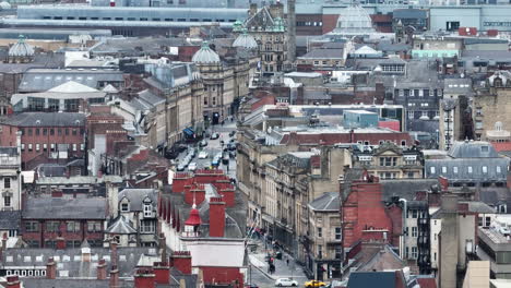 Aerial-View-Of-Buildings-Along-Grey-Street-With-View-Of-Grey's-Monument-In-Newcastle,-UK