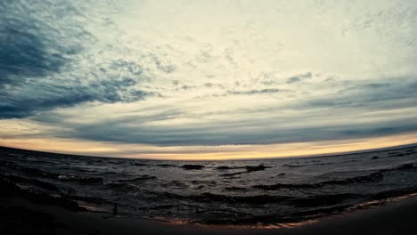 Vídeo-Timelapse-Que-Captura-El-Rápido-Movimiento-De-Oscuras-Nubes-De-Lluvia-En-El-Cielo.