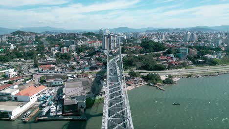 The-Hercílio-Luz-bridge-is-a-bridge-located-in-the-Brazilian-city-of-Florianópolis,-capital-of-the-state-of-Santa-Catarina