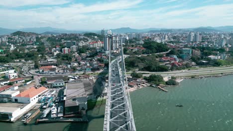 El-Puente-Hercílio-Luz-Es-Un-Puente-Ubicado-En-La-Ciudad-Brasileña-De-Florianópolis,-Capital-Del-Estado-De-Santa-Catarina