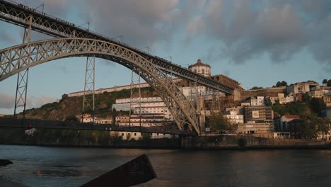 Puente-Dom-Luís-I-Con-El-Monasterio-De-Serra-Do-Pilar-Al-Fondo-Al-Atardecer,-Porto-Portugal