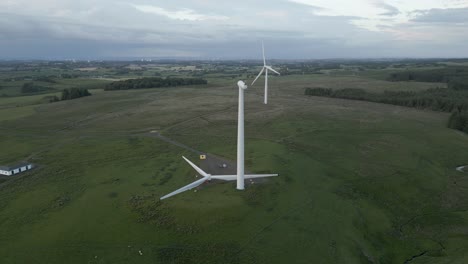 Luftaufnahmen-Umkreisen-Die-Windturbine,-Die-Im-Windpark-Whitelee-Installiert-Wird