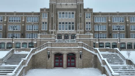 Gran-Escuela-Secundaria-Americana-Durante-El-Día-De-Nieve,-Cancelar,-No-Hay-Clases