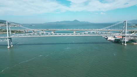 The-Hercílio-bridge-on-the-island-of-Santa-Catarina-with-the-mainland-of-Florianópolis