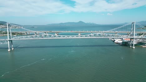 El-Puente-Hercilio-En-La-Isla-De-Santa-Catarina-Con-El-Continente-De-Florianópolis