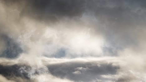 Gewitter-Zieht-über-Dunkle-Wolken,-Ultra-HD