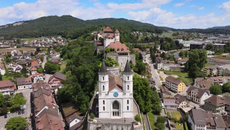 Überflug-Mit-Drohne-über-Evangelische-Kirche-Und-Schloss-In-Aarburg,-Schweiz