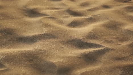 Nahaufnahme-Von-Sand,-Der-In-Dünenformen-Geblasen-Wird