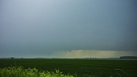 Zeitraffer,-Ein-Einsames-Windiges-Grasfeld,-Blaue-Wolken-Und-Skyline-Im-Hintergrund