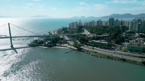 Puente-Hercílio-Luz,-Santana-Forte-Ubicado-En-Florianópolis,-Brasil