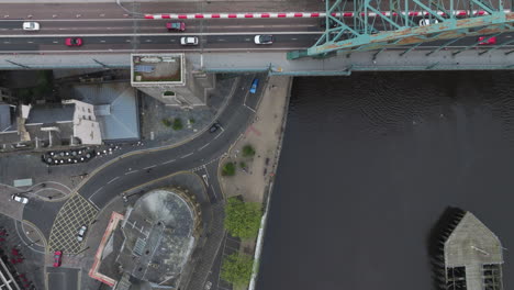 Blick-Von-Oben-Auf-Fahrzeuge,-Die-Auf-Der-Tyne-Bridge-Am-Kai-In-Newcastle-Upon-Tyne,-Großbritannien,-Fahren
