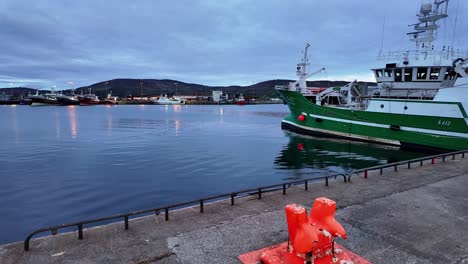 Irland-Epische-Orte-Kai-Im-Hafen-Von-Castletownbere-Cork-Im-Ersten-Licht-An-Einem-Sommermorgen