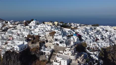 Isla-Santorini-Tradicional-Famosas-Casas-Blancas-Clásicas-Junto-A-Un-Acantilado-Con-Vistas-Al-Mar-Mediterráneo