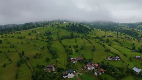 Vídeo-Con-Drones-Filmado-En-Un-Día-De-Niebla-En-El-Pueblo-De-Doroteia,-En-Rumania