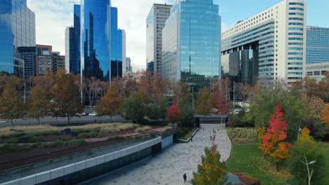 Drone-Mosca-Titanio-Parque-Oficina-Centro-Comercial-De-Santiago-De-Chile-En-Otoño