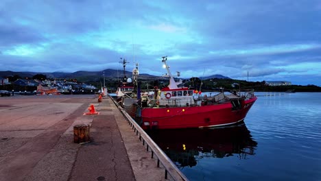 Irland-Epische-Orte-Eine-Schöne-Helle-Morgendämmerung-Im-Hafen-Von-Castletownbere-Kork-Boote-In-Ruhigen-Gewässern-Vertäut