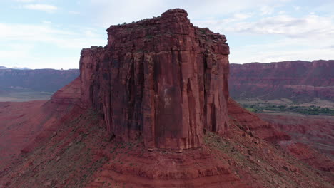 Formación-Rocosa-De-Mesa-De-Loros-En-El-Desierto-De-Utah-Cerca-De-Moab,-Toma-Aérea-En-órbita