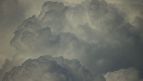 Vídeo-Timelapse-Que-Captura-El-Rápido-Movimiento-De-Oscuras-Nubes-De-Lluvia-En-El-Cielo.