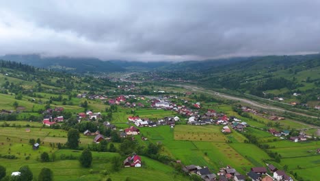 Drohnenvideo-Im-Dorf-Doroteia-In-Suceava,-Rumänien