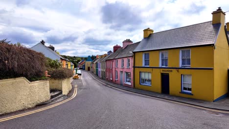 Irlanda-Lugares-épicos-Eyeries-Village-Street-View,-Colorido-Pueblo-En-Cork-En-El-Camino-Salvaje-Del-Atlántico