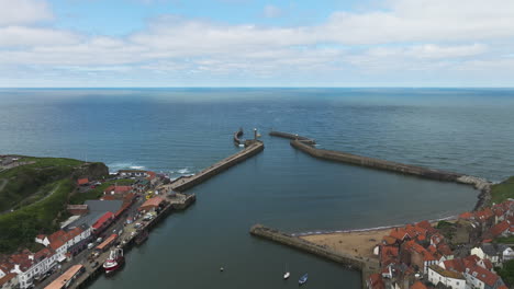 Historischer-Hafen-An-Der-Mündung-Des-Flusses-Esk,-Der-Zur-Nordsee-Führt