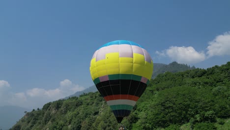 Muchos-Globos-Aerostáticos-Familiares-Vuelan-Con-Grandes-Montañas-Al-Fondo