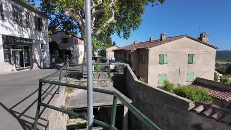 Over-rooftops-and-street-crossing-in-this-provencal-village-in-France