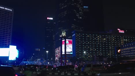 Bundaran-Hi,-Kreisverkehr,-Neonlichter-Beleuchten-Stadtgebäude