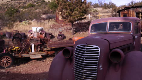 Old-Rusty-Trucks-and-Abandoned-Wooden-Buildings-of-Gold-King-Mine,-Jerome-Ghost-Town,-Arizona-USA