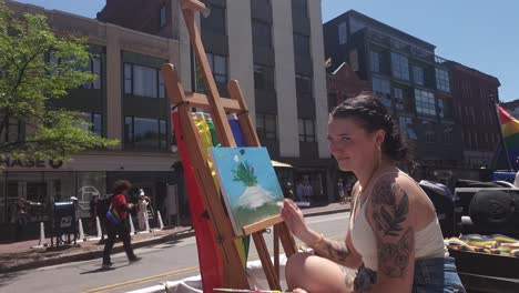 Artista-Femenina-Pintando-En-El-Desfile-Del-Orgullo-Gay-De-Portland,-Maine