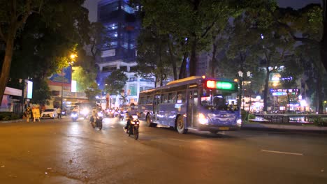 Congestión-Del-Tráfico-De-Vehículos,-Desplazamientos-Nocturnos-De-Personas,-Transporte-Público.