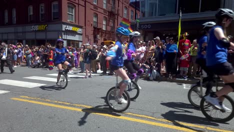 Muchos-Más-Monociclos-Actúan-En-El-Desfile-Del-Orgullo-Gay-En-Portland,-Maine