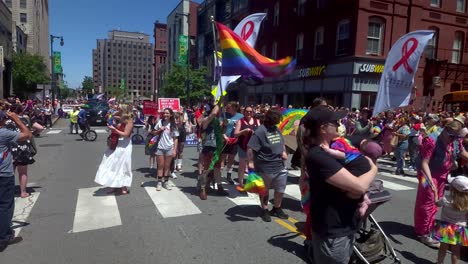 Mehr-Menschen-Marschieren-Mit-Fahnen-Bei-Der-Gay-Pride-Parade-In-Portland,-Maine