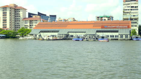 Kochin-Wasser-Metro-In-Marine-Drive-Ernakulam,-High-Court-Metrostation