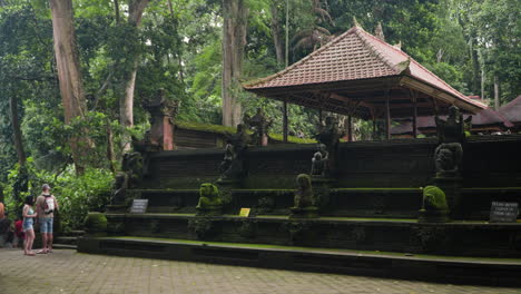 Menschen-Besuchen-Das-Heilige-Affenwaldschutzgebiet,-Das-Naturschutzgebiet-Und-Den-Tempelkomplex-In-Ubud,-Bali,-Indonesien