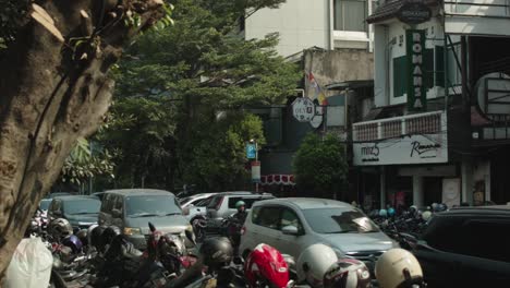 Centro-De-La-Ciudad-Con-Congestión-De-Tráfico-Pesado,-Transporte-Popular-En-Moto