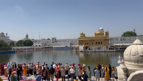 Sri-Harmandir-Sahib-Donde-Muchas-Personas-Tienen-Darshan