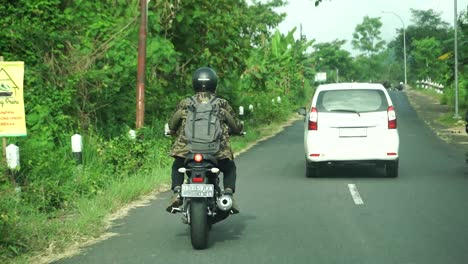 El-Ciclista-Conduce-Una-Motocicleta-Durante-Un-Viaje-Por-Carretera-Rural-En-Indonesia