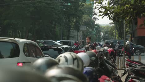 Seguridad-Del-Casco-De-Moto,-Salir,-Entrar-En-El-Cruce-De-La-Ciudad,-Peatones