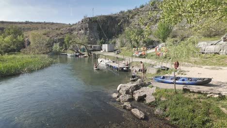 Abenteuerpaare-Mieten-Kanus-Am-Ufer-Des-Flusses-Zlatna-Panega